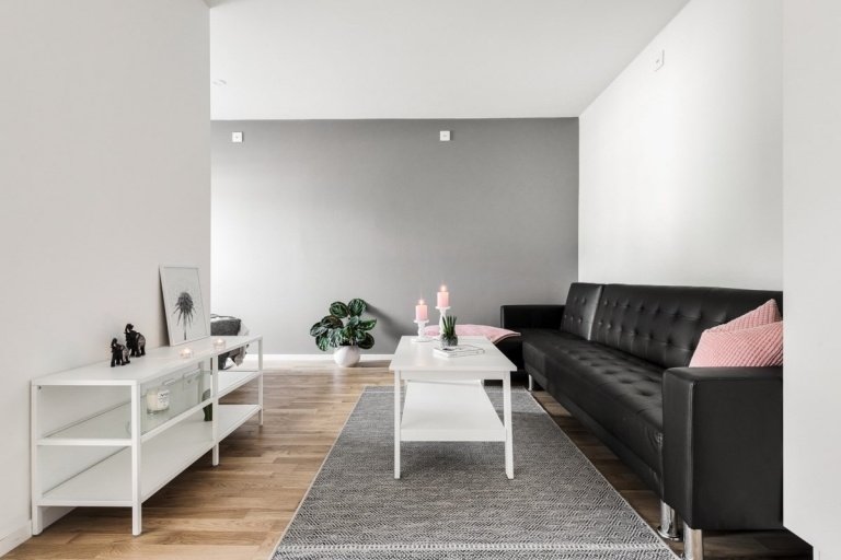 Vardagsrum-smal soffbordslöpare lädersoffa ljusgrå vägg