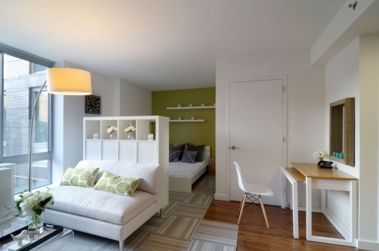 Vardagsrum och sovrum kombinerar gröna och vita färger