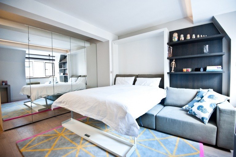 Vardagsrum och sovrum i ett rum sätter upp en hopfällbar säng över en tre-sits soffa 20 kvm ett-rums lägenhet