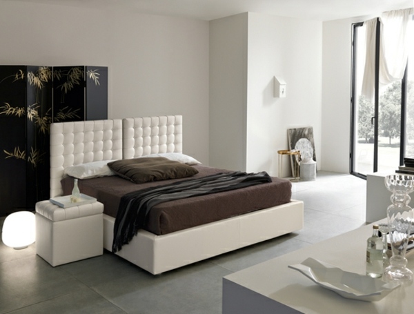 vit-säng-brun-täcke-modern-design