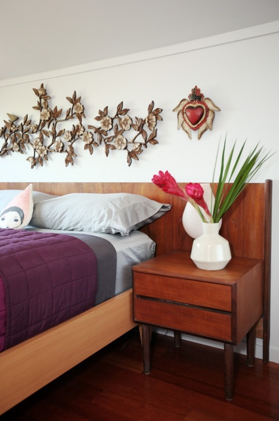 Trä säng vägg-lila grå-sovrum vägg design modern