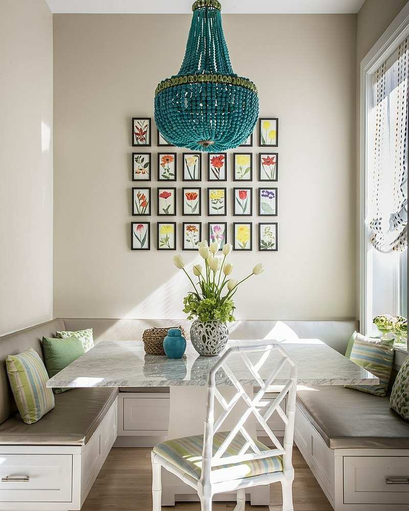 Vardagsrum i köket ljusa möbler vit grå marmor bord vägg konst