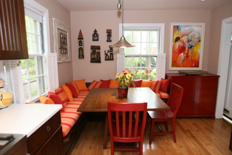Sittgrupp i kökshörnan design röd orange sittdyna lantlig stil