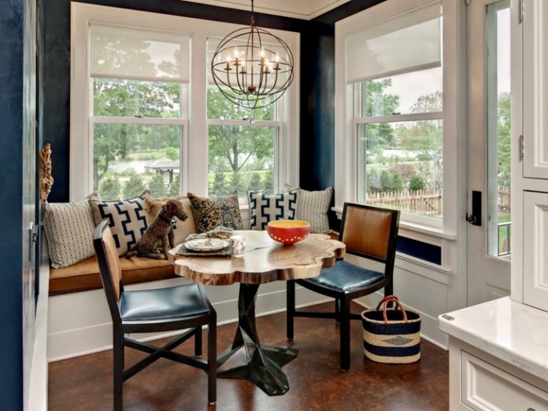 Sittgrupp i köket komfort bänk stolar trädstam bord rund blå väggfärg