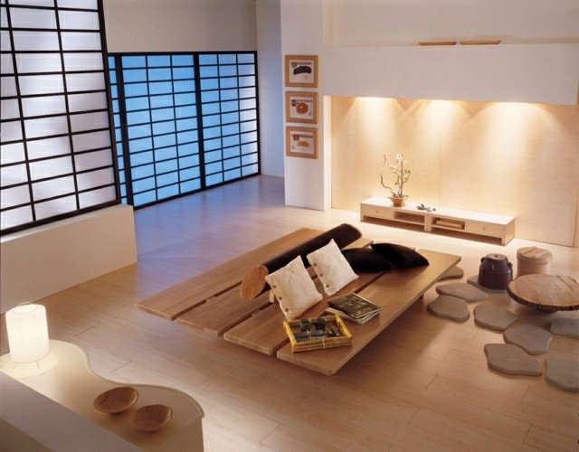japansk stil vardagsrum lågt soffbord dekorativa kuddar