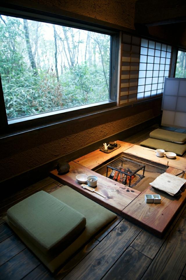 mysig sittgrupp lågt träbord eldgrop japansk stil puffgolv