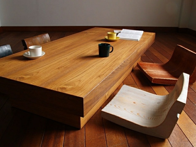 Asiatisk stil möbeldesign låga trästolar massivt matbord ekgolv