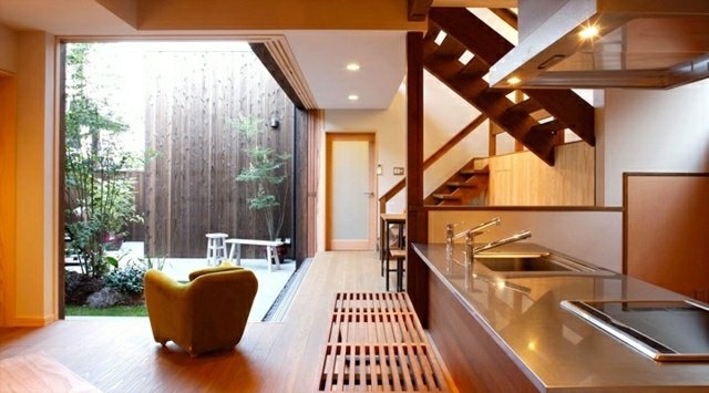 Fåtölj hus i japansk stil glasfronter trappor