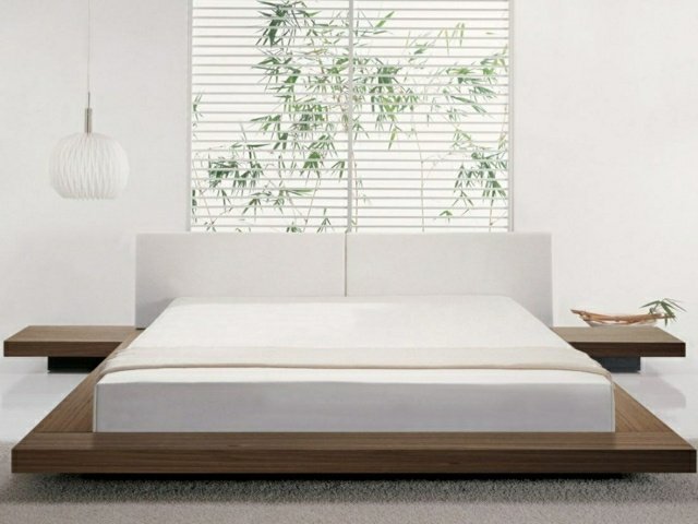 Sängkammare i sängen satt upp luddiga mattor vita väggar