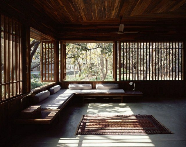Japansk stil trädgård design idéer låg hörn soffa uterum