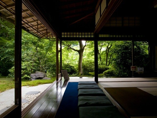 Japansk stil trädgård design mysig sittgrupp utomhus kuddar trä terrass