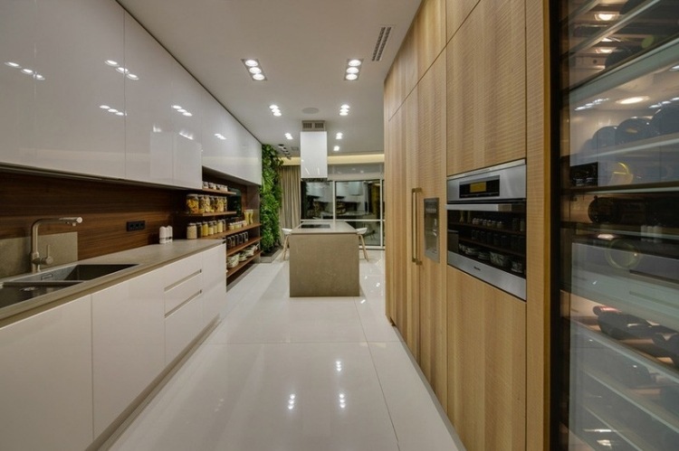 inredningsidéer-natur-utseende-kök-högglans-vitt-trä-skåp-golvplattor i stort format