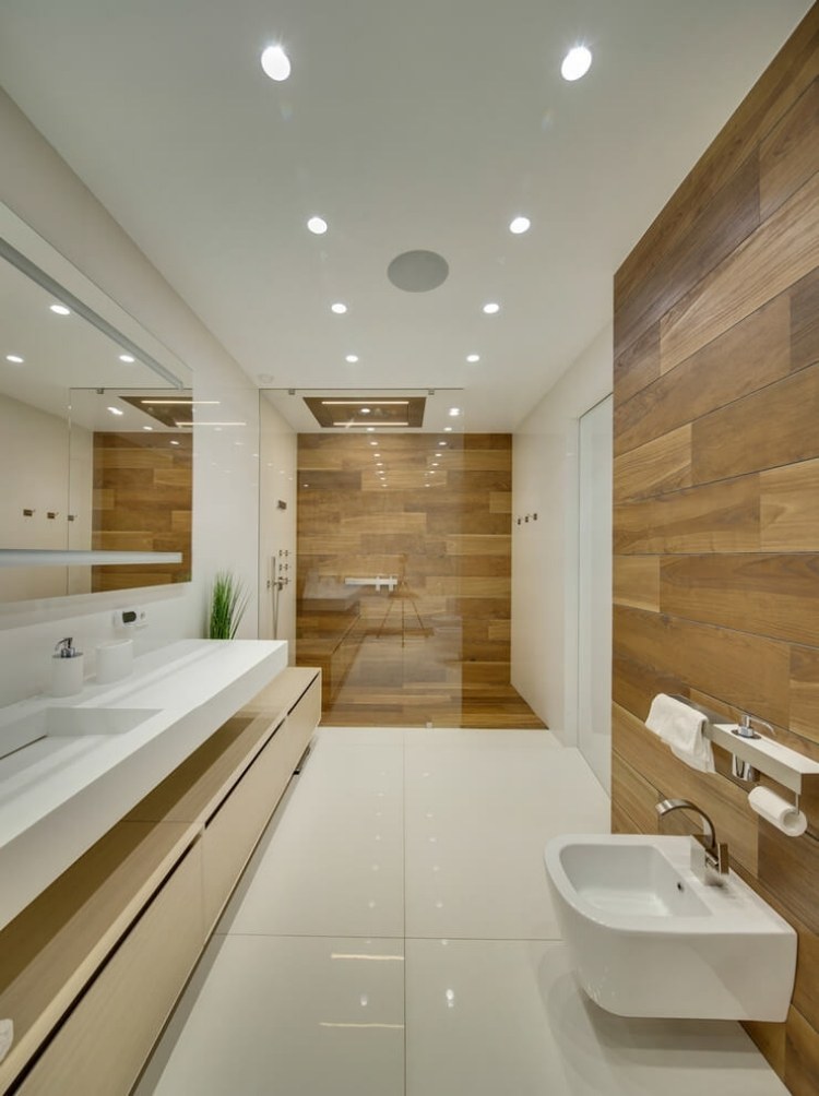 badrum-duschkabin-glas-vägg-vitt trä