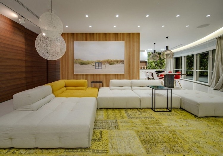 Inredningsidéer i ett naturligt utseende vardagsrum-vit-soffa-liggande-mönstrad matta