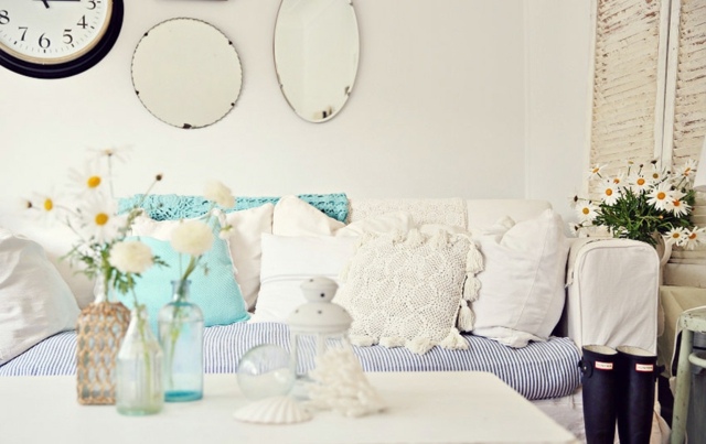 Inredningstips vit soffa dekorativa kuddar vitblå