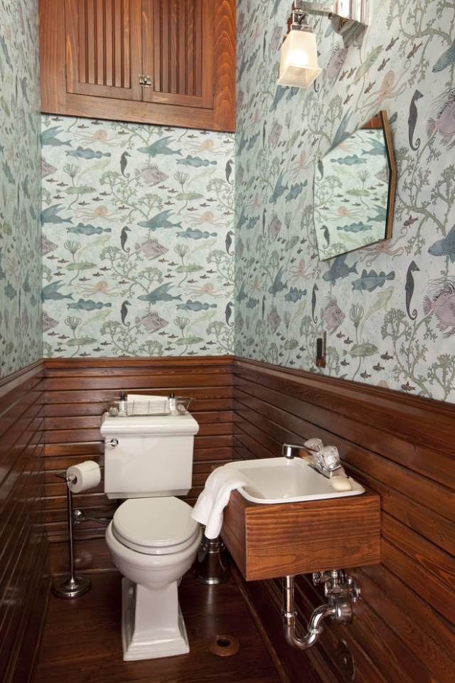 inbyggd garderob-litet-badrum-vägg-design-tapeter-blommotiv