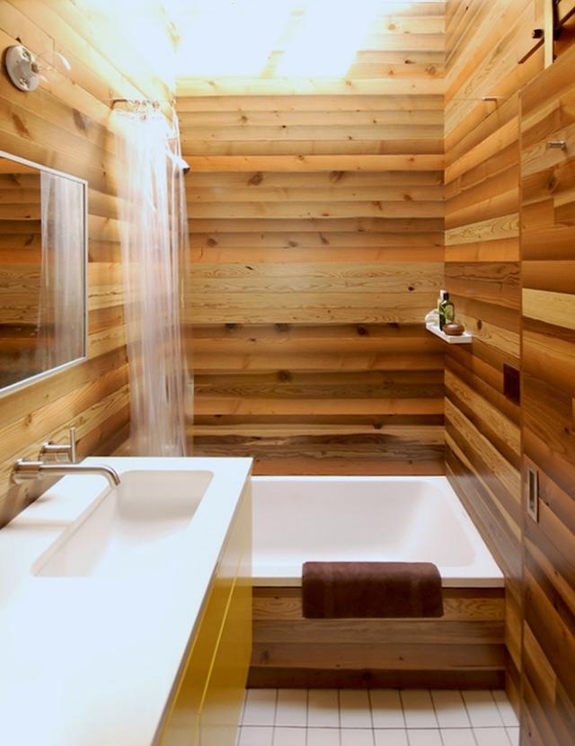 mini-badrum-asiatisk-inspirerad-platsbesparande-badkar-träpanel