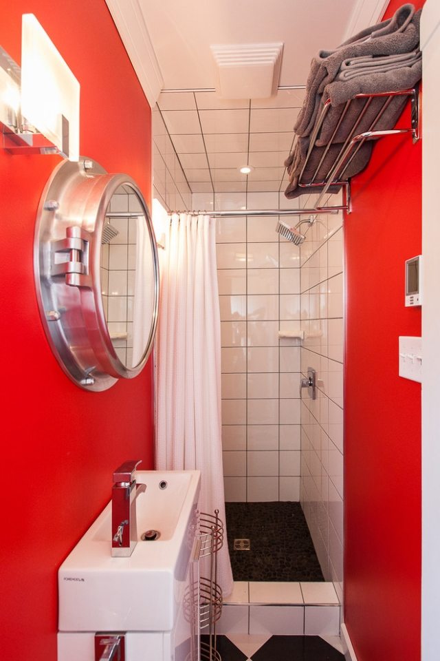 rymdbesparande-design-litet-bad-badkar-röda-väggar-kakel-dusch-område