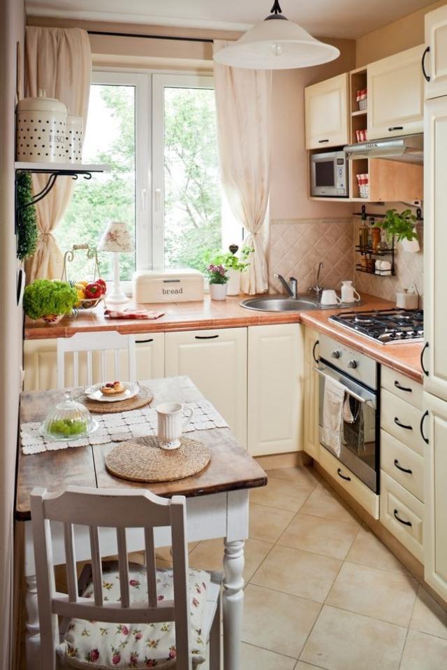 Inred ett litet kök-lantlig stil-grädde-färg-liten matplats
