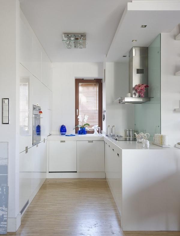 litet-kök-design-ren-vit-inbyggda-i-skåp-enheter-glas-stänk skydd