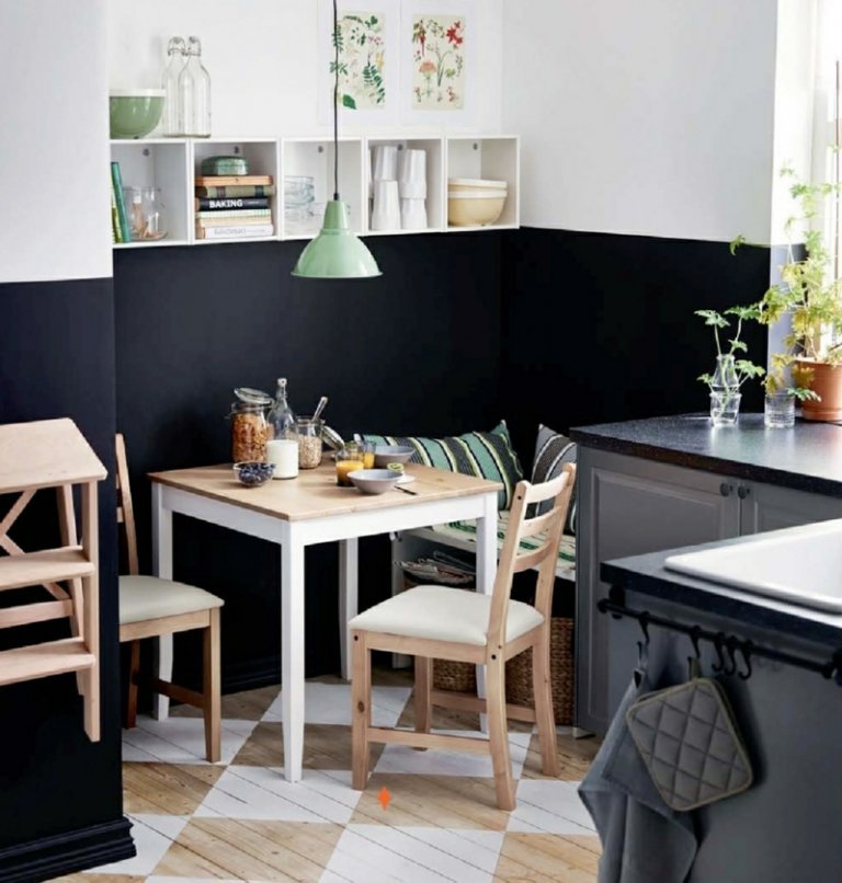 möbleringstips hörn sittplatser litet kök matbord parkett rutmönster svart vägg