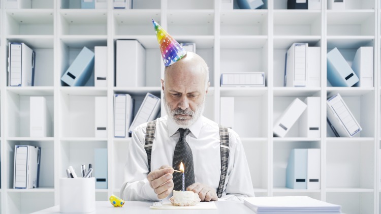 ensamma människor som firar sin födelsedag på jobbet
