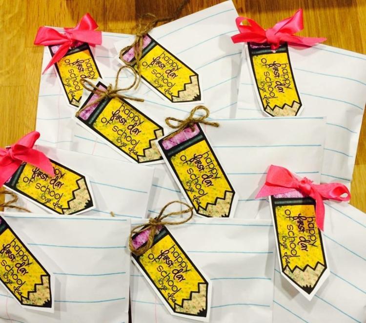 gör gåvor till tillbaka till skolan själv pennor etikett papperspåse