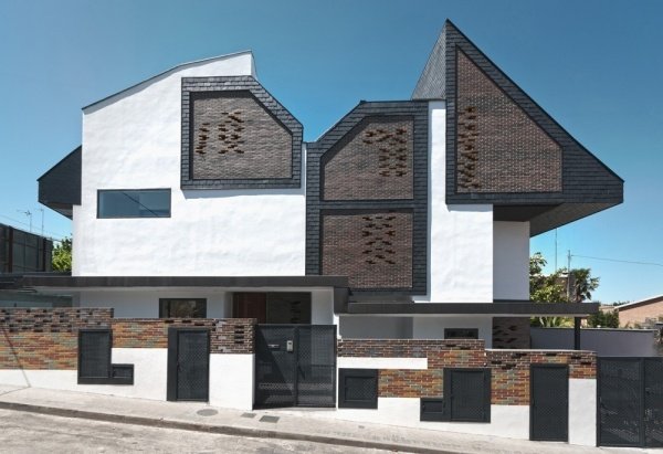 bifogad parhus med asymmetrisk fasadsida