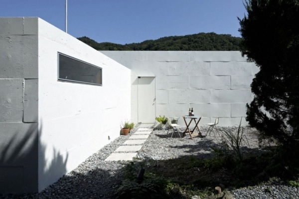 vit betongfasad japan fågelbo hus