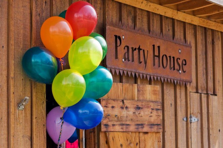 Inbjudan till hemmavärmning -ballong-färgrik-fira-vänner-bjud in