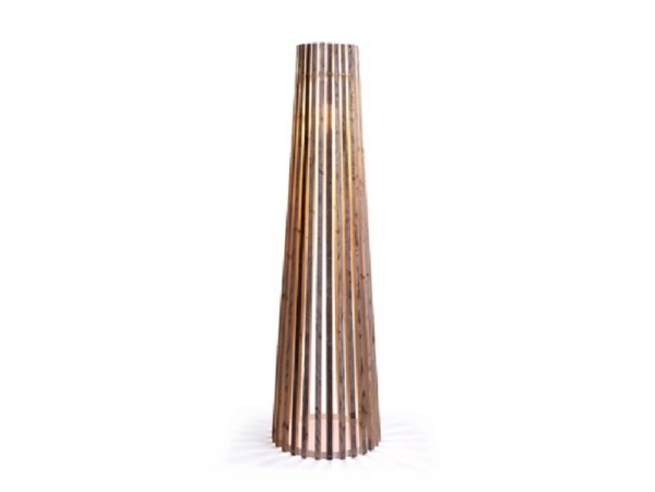 illu golvlampa design med träelement