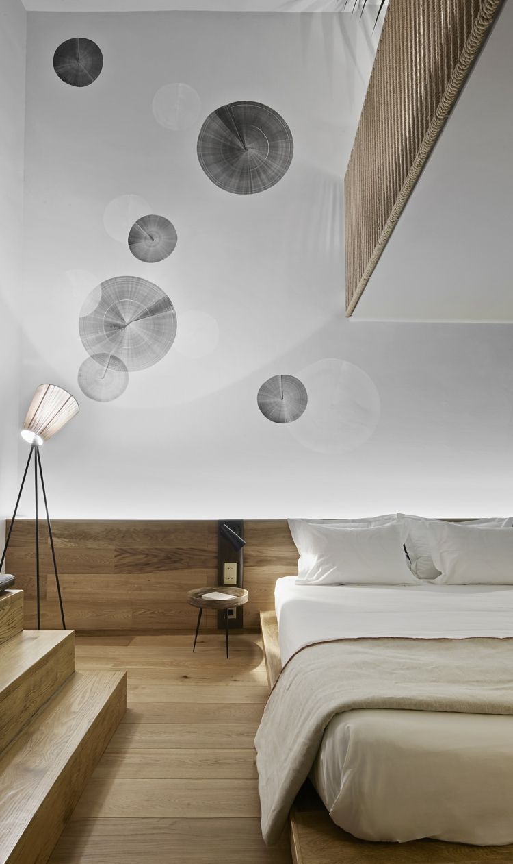 Hamprep-räcke-väggmålning-sovrum-trappor-trä-säng-ljusbrytare-uttag-sidobord-naturmaterial