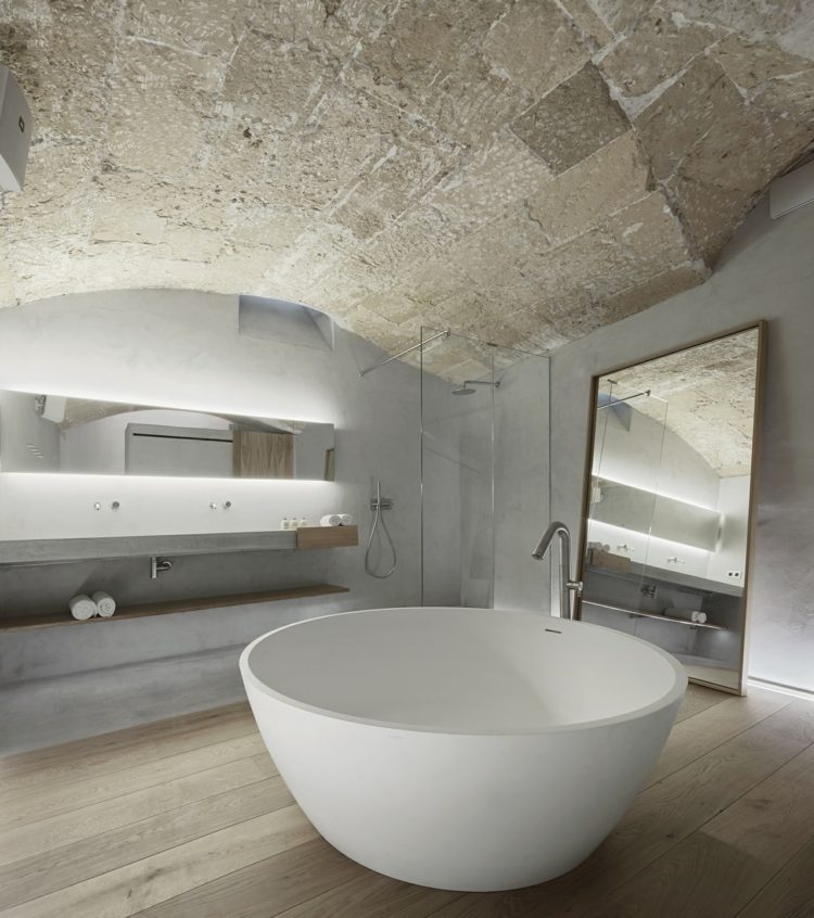 Hamprep-räcke-badrum-kalksten-dusch-badkar-betong-skål-handfat-spegel-handdukar-trägolv