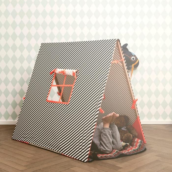 barnrum-design-deco-idéer-tält-för-barn-randig-diagonal-svart-vit