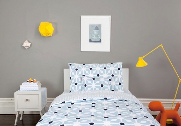 barnrum-mönstrat-sänglinne-för-pojkar-gul-golvlampa