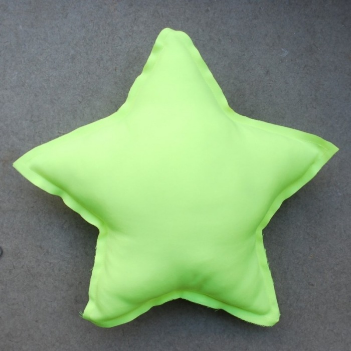 fluorescerande-kasta-kuddar-för-barn-rum-gul-stjärna