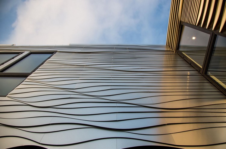 Unik husdesign vit aluminium fasadbeklädnad vågor
