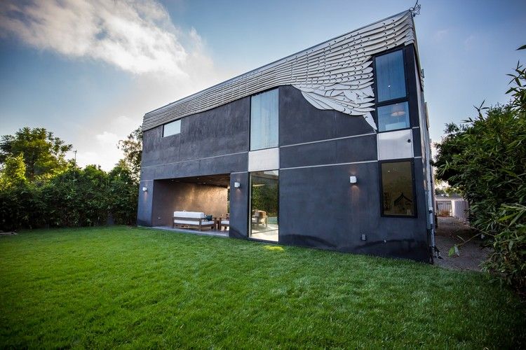 unik-hus-design-aluminium-beklädnad-trädgård-gräsmatta