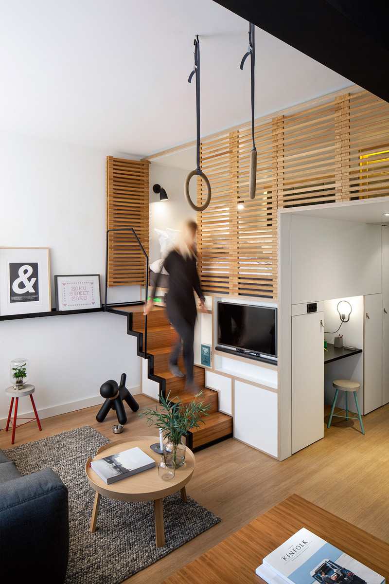 Designa en ett-rums lägenhet-funktion-sovplats-trappor-dold-soffa-soffbord-praktiskt