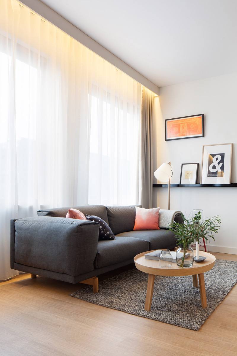 Design enrumslägenhet-soffa-grå-matta-soffbord-dekoration-golvlampa-utskrifter-bilder-belysning