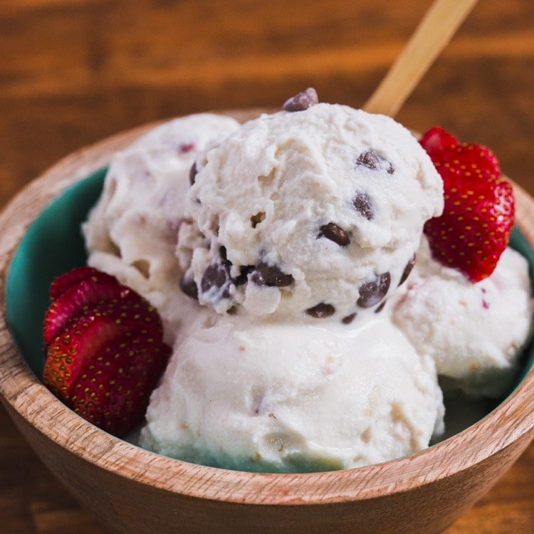 Gör glass själv utan glassmaskin-jordgubbe-chokladflis