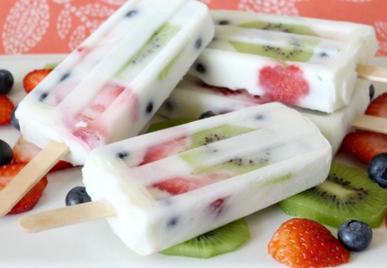 Gör glass själv-yoghurt-kiwi-jordgubbar