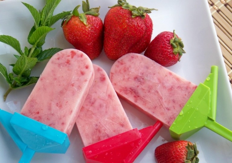 Glass-gör-själv-jordgubbe-yoghurt-slickepinnar