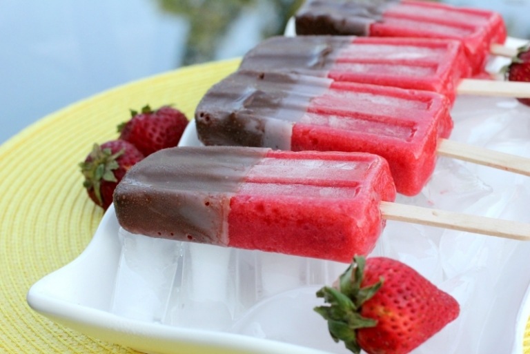 Gör din egen glass med jordgubbe-choklad-yoghurt