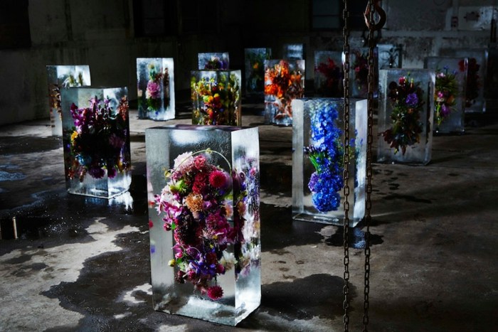 Isskulpturer med blommor färgglada konstnär idé
