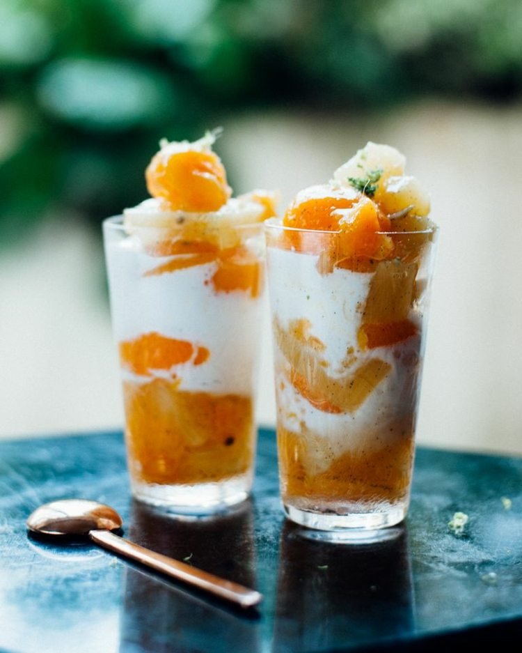 Gör tropisk glass sundae själv med sås gjord av ananas och aprikos