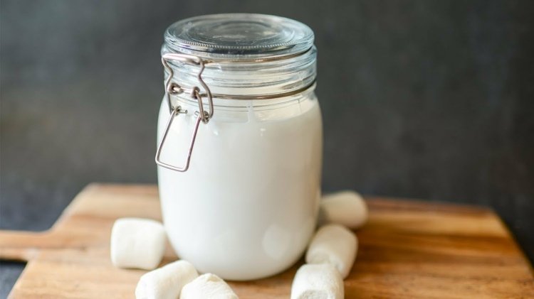 Förbered marshmallowsås själv snabbt och enkelt