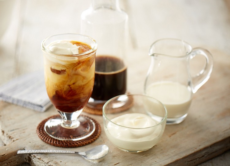 Gör iskaffe själv ingredienser-kall-kaffe-vaniljglass-mjölk-grädde
