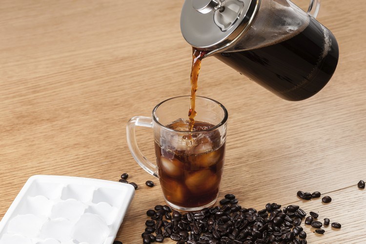 Gör iskaffe själv kaffe-koka-kyla-is-kub-kaffebönor
