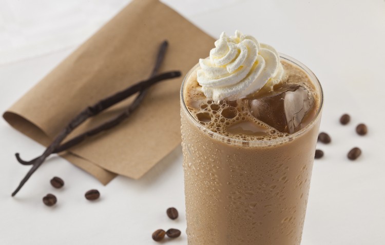 Iskaffe-gör-det-själv-glas-is-tärp-vispad grädde-kaffebönor-vaniljstänger